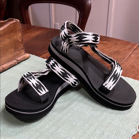 Teva Midform Universal Sandals in B/W Pattern - Picture 8 of 9